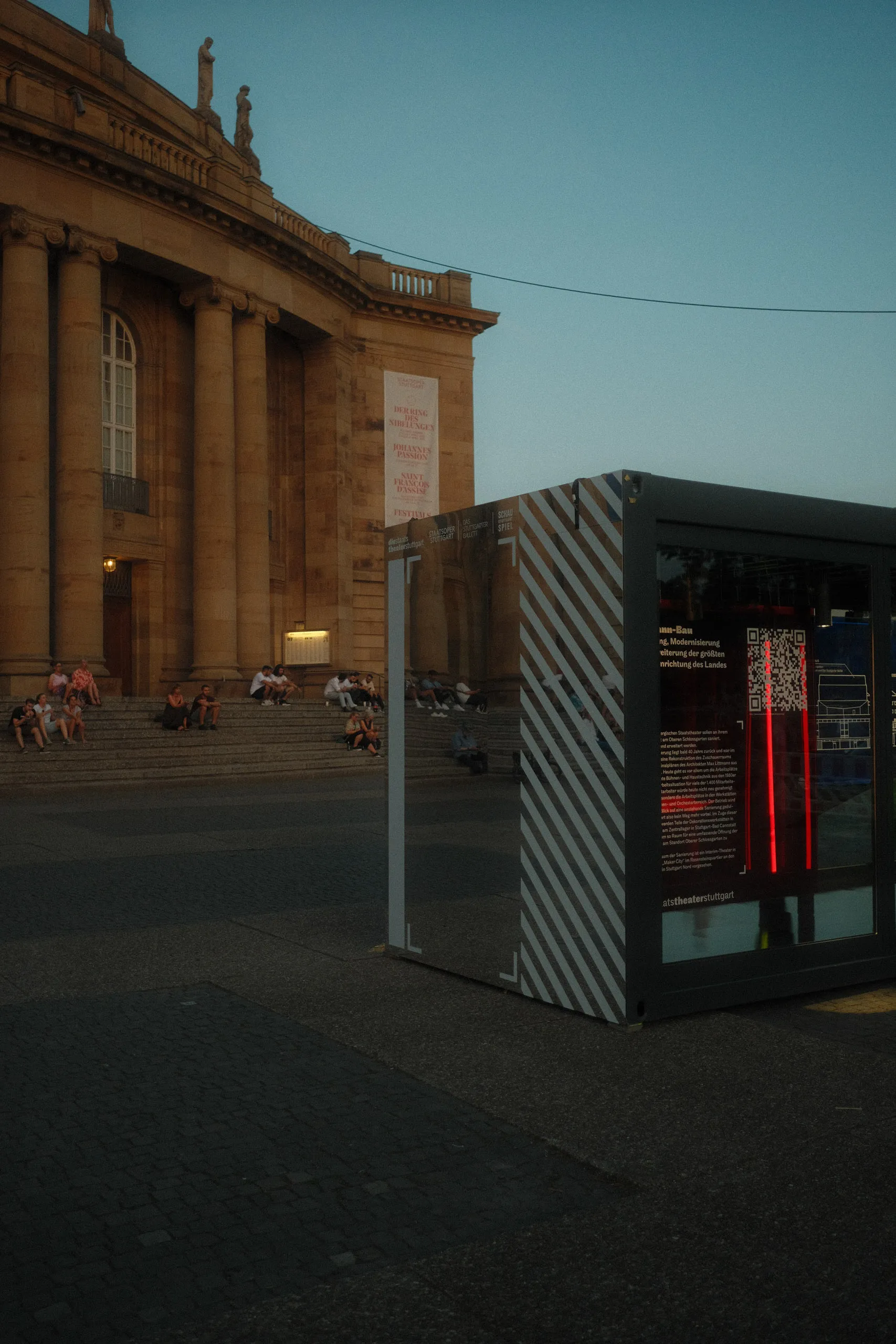 Der Info-Pavillon mit diagonal gestreifter Verkleidung vor der Staatsoper Stuttgart