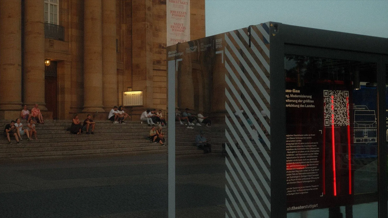 Der Info-Pavillon vor der Staatsoper Stuttgart in der Abenddämmerung